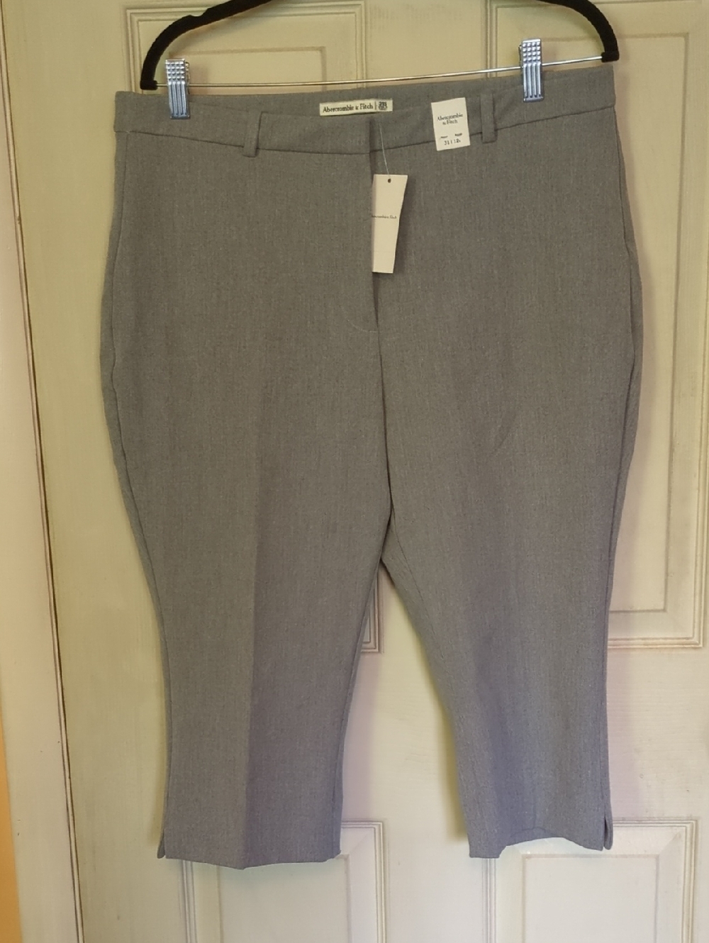 NWT Abercrombie Fitch Size 12 Petite (Shorter Than 5'4")  Grey Stretchy Capris